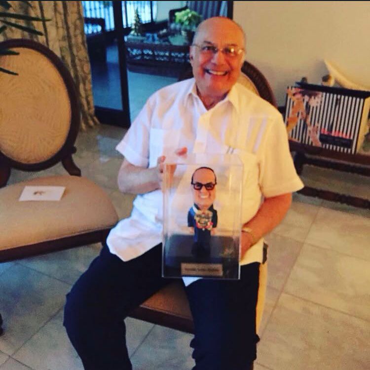 Expresidente Nicolás Barletta con su estatuilla